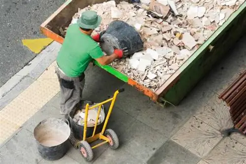 Мужчина складывает мусор в мусорный контейнер