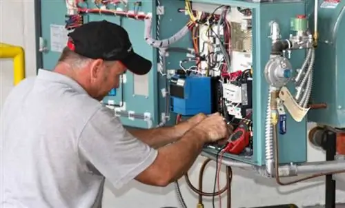 "мужчина устанавливает новый котел