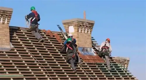 кровельщики строят новую крышу