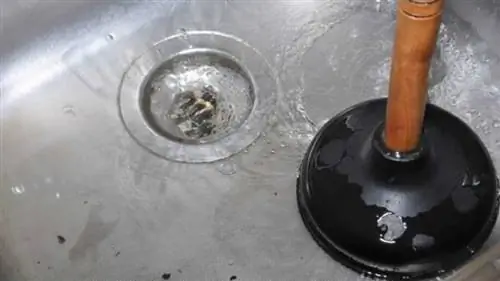 Простые способы прочистить слив кухонной раковины - вантуз