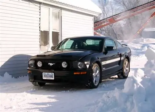 Зимние вещи, необходимые для вашего Ford Mustang - припаркованный в снегу Зимние вещи, необходимые для вашего Ford Mustang - припаркованный в снегу