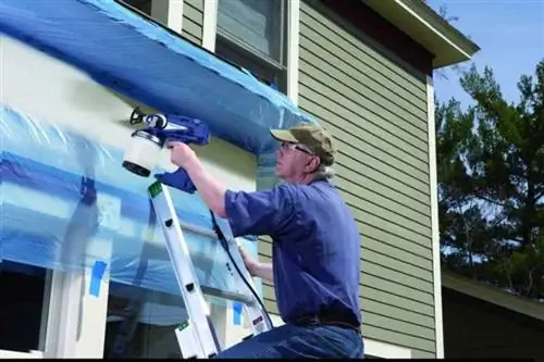 Как покрасить наружные стены краскопультом - покраска на лестнице