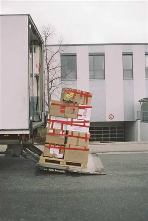 Переезд из старой недвижимости в новую - разгрузка