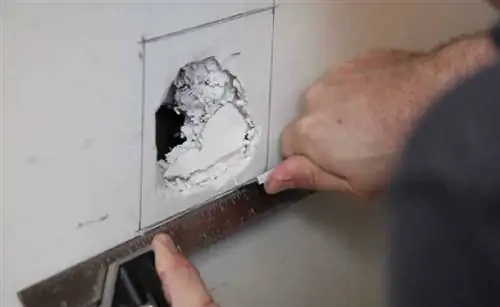 Как отремонтировать дом после повреждений - заделка дыры в стене