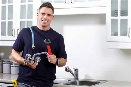 Как нанять местную сантехническую компанию для дома - замена крана