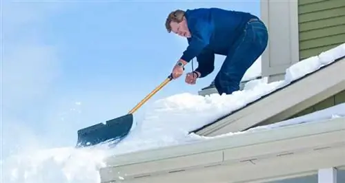 Проверка повреждений крыши после метели