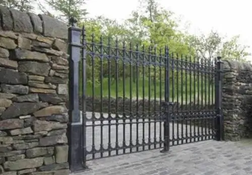 Самые популярные направления заборов - кованый забор.