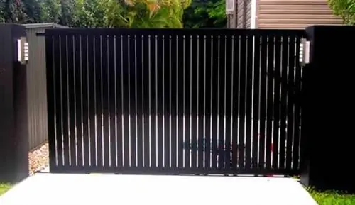 Самые популярные направления заборов - забор из вертикальных реек.