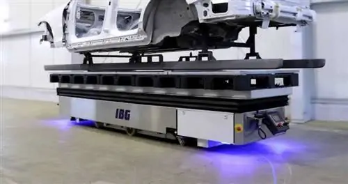 Основные преимущества автоматизированных транспортных средств: AGV перевозит автомобиль
