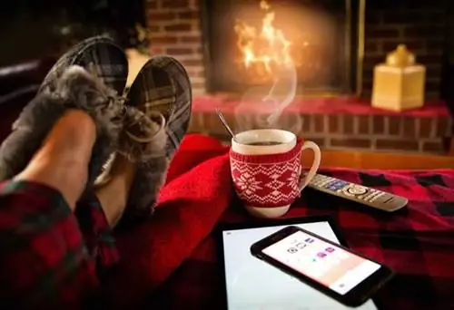 6 преимуществ камина без вентиляции: отдых перед камином