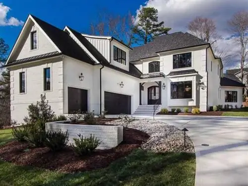 Дом с черной крышей