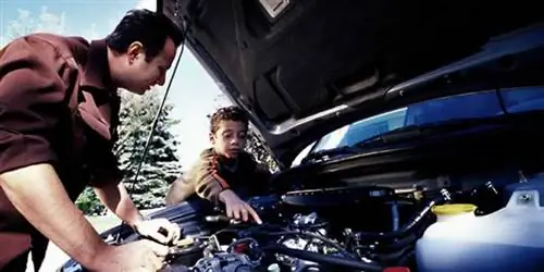 Мужчина и сын чинят машину