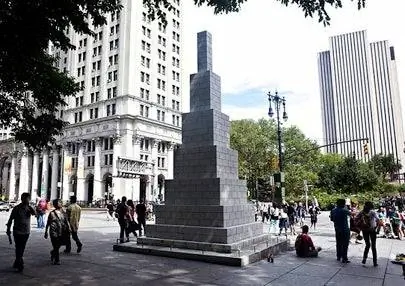 Скульптура «Башня Нью-Йорк Таймс» (Колумбус) работы Сола Левитта