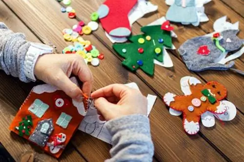 iStock-1188783652 must dos Декабрь изготовление рождественских украшений из фетра