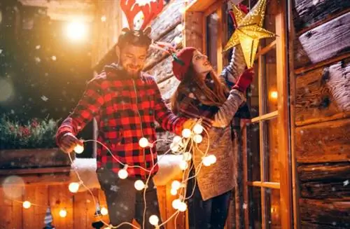 iStock-615632932 must dos Декабрьская пара висит на улице праздничные огни