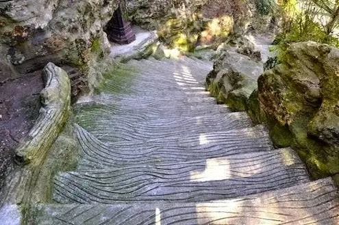 Лестница из искусственного буа