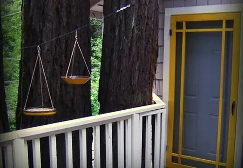 Кормушка для птиц своими руками - переделанная миска