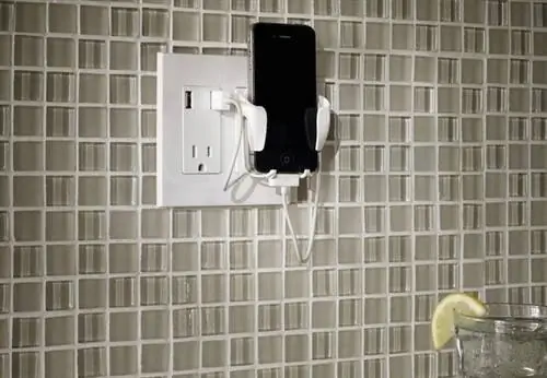 Зарядное устройство USB с настенной розеткой Leviton - вид на заднюю панель