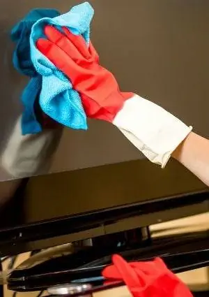 Чистка телевизора с плоским экраном - удаление пыли