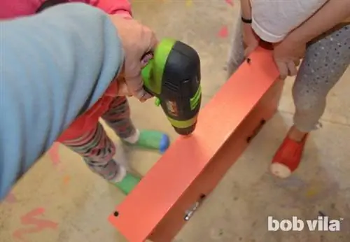 Мольберт своими руками - прикрепите подносы