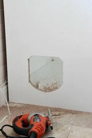 Скрытый ящик для мусора своими руками - вырезание отверстия для дверцы для домашних животных