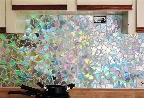 Гений! Смешайте свой Backsplash со старыми компакт-дисками
