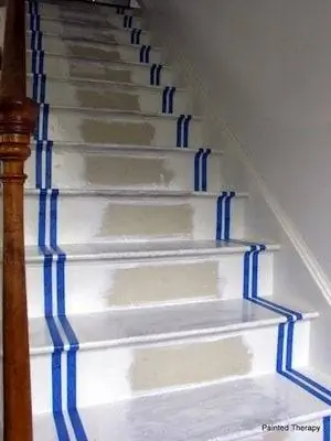 Как покрасить лестницу - этап оклейки