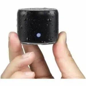 Лучший вариант динамика для душа: переносная Bluetooth-колонка EWA A106 в дорожном футляре