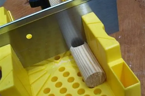 Распил шкафного стержня, чтобы сделать опору для столба