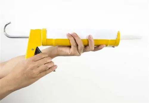 Устранение скрипучего пола с помощью строительного клея