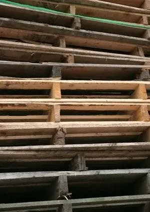 Где найти поддоны - стопка дешевых деревянных поддонов Где найти поддоны - стопка дешевых деревянных поддонов