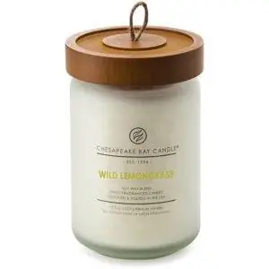 Лучший вариант аромата для дома: Ароматическая свеча Chesapeake Bay Candle, Wild Lemongrass
