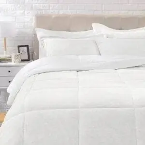 Лучший вариант набора одеял: набор пуховых одеял AmazonBasics Ultra-Soft Micromink