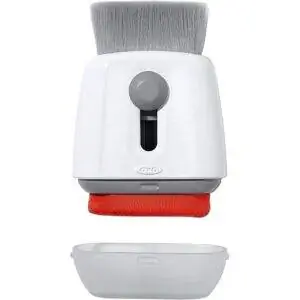 Лучший вариант для очистки экрана: OXO Good Grips Sweep & Swipe Cleaner для ноутбуков