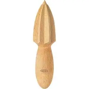 Лучший вариант соковыжималки для цитрусовых: OXO Good Grips Wooden Citrus Reamer
