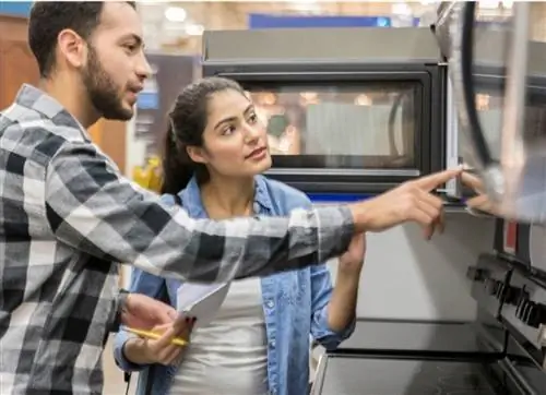 молодая пара, делающая покупки в доме, обустройство склада, фотография, id918377548