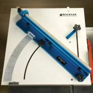 Лучший вариант углового упора: настольная пила Rockler CrossCut Sled