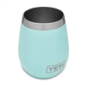 Лучший вариант стакана: YETI Rambler Wine Tumbler на 10 унций, с вакуумной изоляцией