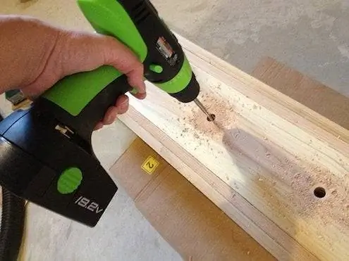 сверление дренажных отверстий в нижней части оконного ящика/кашпо.