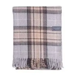Лучший вариант шерстяных одеял: одеяло Tartan Blanket Co. из переработанной шерсти на коленях