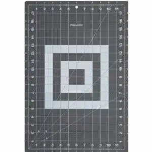 Лучший вариант коврика для резки: коврик для резки Fiskars 12x18 дюймов.