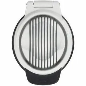 Лучший вариант яйцерезки: OXO Good Grips Egg Slicer