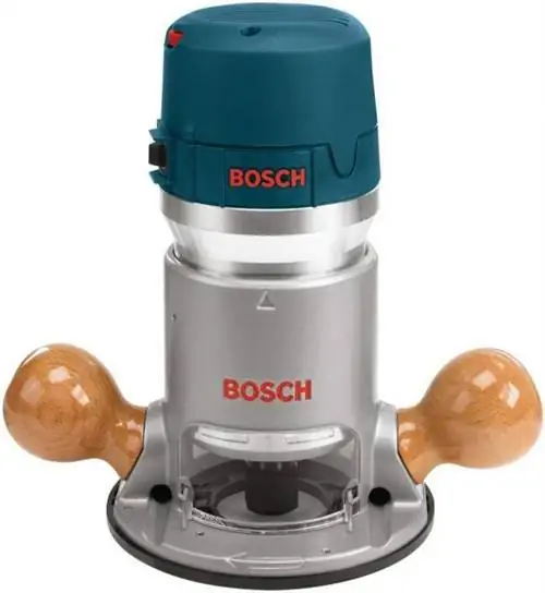 Фото маршрутизатора Bosch с фиксированной базой на белом фоне Фото маршрутизатора Bosch с фиксированной базой на белом фоне