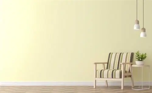 Современная винтажная гостиная с желтой стеной 3D-рендеринга изображения. Есть желтая краска стены и деревянный пол, мебель с винтажным деревянным стулом