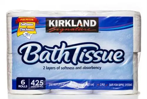 Майами, США - 23 марта 2014 г.: Салфетка для ванн Kirkland Signature 6 рулонов. Торговая марка Kirkland Signature принадлежит Costco Wholesale Corporation.