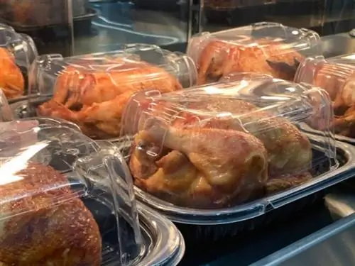 Упакованное место для жареной курицы на полке в ожидании продажи в отделе продуктового рынка