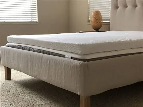 Этот наматрасник добавит комфорт Tempur-Pedic в вашу кровать без высоких затрат на новый матрас