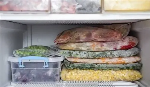 Предотвратите заморозки в морозильной камере, сохраняя ее полной (но не переполненной)