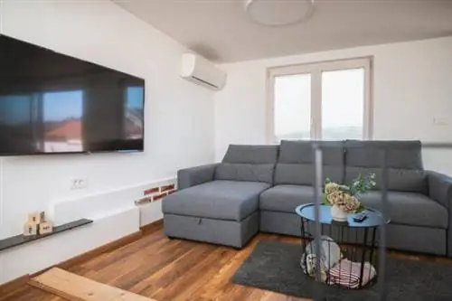 на какой высоте крепить телевизор