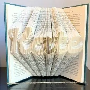 Вариант подарков книголюбу: индивидуальные сложенные имена